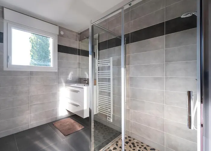 Azalee - Parking Gratuit - Terrasse Couverte - Proche Transport - Equipe Appartement Nancy