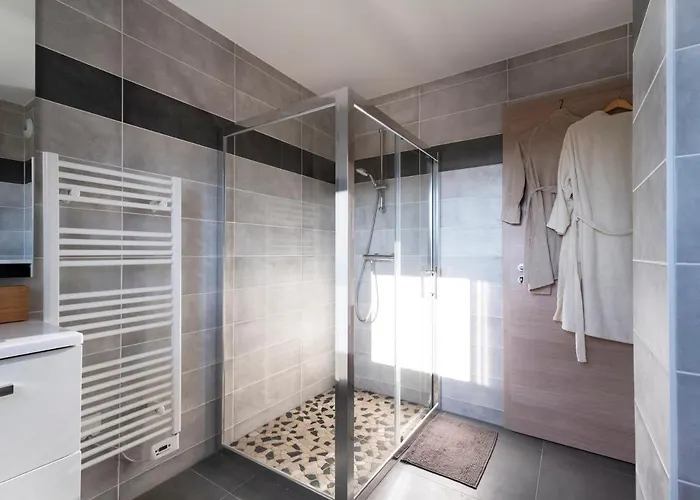 Azalee - Parking Gratuit - Terrasse Couverte - Proche Transport - Equipe * Nancy