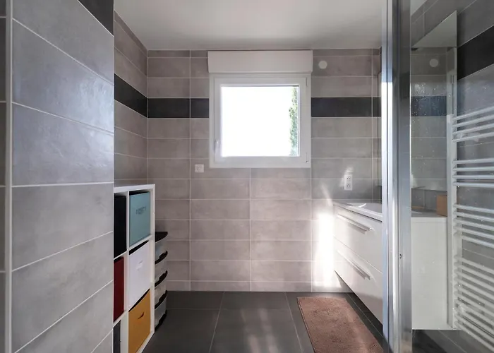 Appartement Azalee - Parking Gratuit - Terrasse Couverte - Proche Transport - Equipe