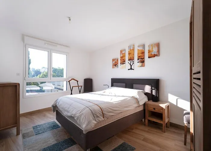 Azalee - Parking Gratuit - Terrasse Couverte - Proche Transport - Equipe Appartement Nancy