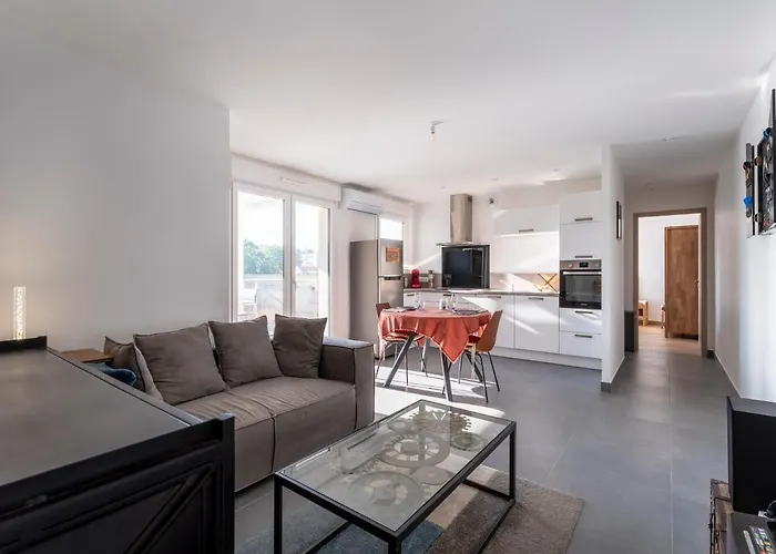 Appartement Azalee - Parking Gratuit - Terrasse Couverte - Proche Transport - Equipe *